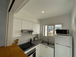 Kylskåp, mikrovågsugn, ugn och spishäll