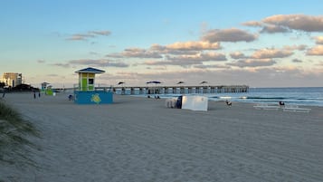 Tæt på stranden, liggestole, parasoller, badehåndklæder