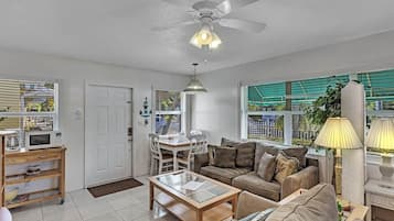 Deluxe Studio, 1 Queen Bed with Sofa bed, Resort View, Beachfront | Living area