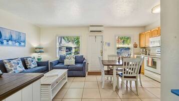 Appartement Confort, 1 trÚs grand lit et 1 canapé-lit, vue établissement, en front de plage | Coin séjour