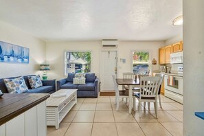 Comfort-huoneisto, 1 suuri parisänky ja vuodesohva, näköala lomakeskukseen, rannan lähellä | Oleskelualue | 32–tuumainen äly-TV, jossa kaapelikanavat