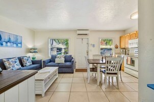 Comfort Apartment, 1 King Bed with Sofa bed, Resort View, Beachfront | Living area