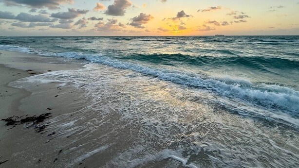 A beach with waves and a sunset. - Bahama Beach Club Pompano (Pompano Beach)