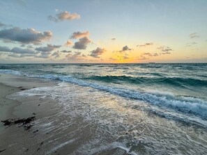 A beach with waves and a sunset. - Bahama Beach Club Pompano (Pompano Beach)