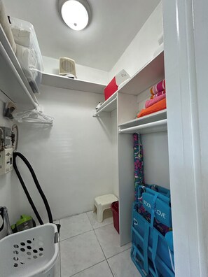 豪華開放式客房, 1 張加大雙人床及 1 張梳化床, 度假村景, 海濱 | 衣櫃
