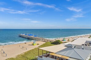 Beach nearby, sun loungers, beach umbrellas, beach towels - Bahama Beach Club Pompano (Pompano Beach)