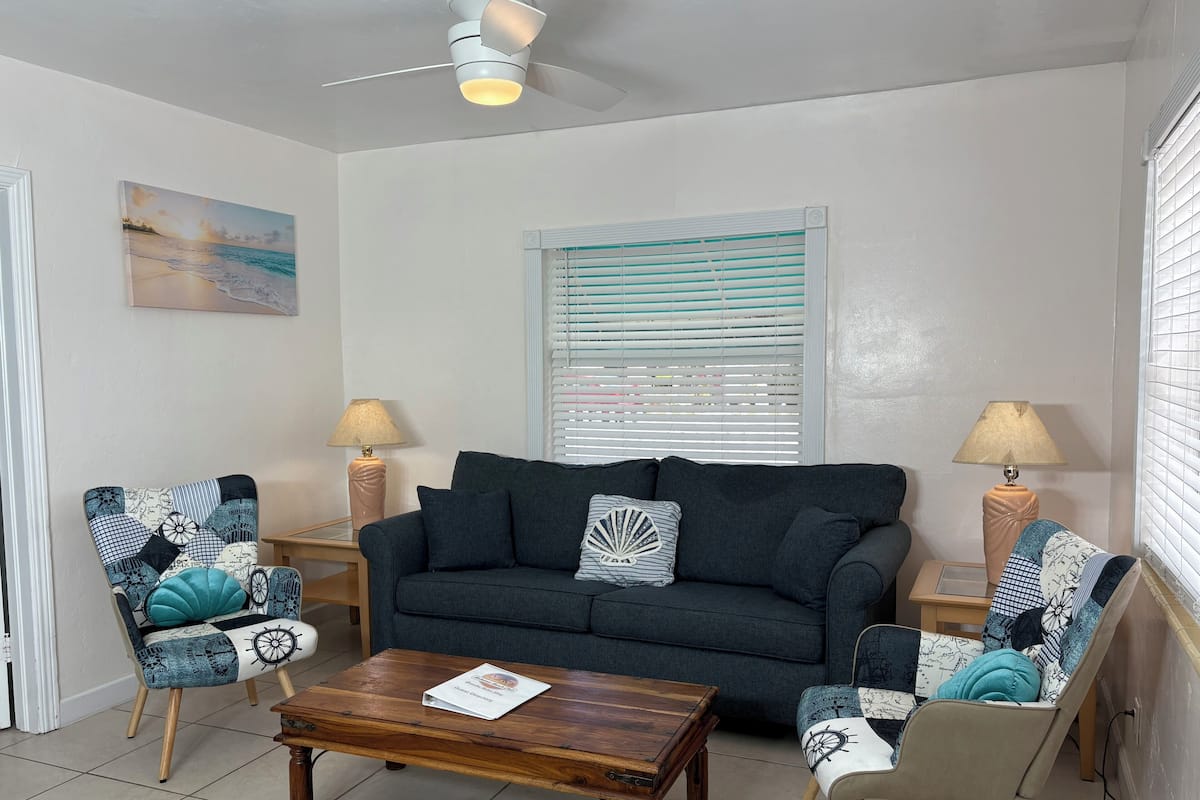 Leilighet – comfort, 1 kingsize-seng med sovesofa, resort-utsikt, ved strandkanten | Oppholdsområde | En 32-tommers smart-TV med kabel-kanaler samt leker