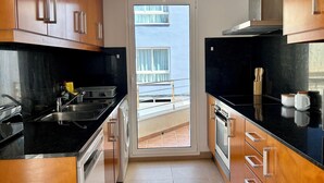 Cafetera y tetera, refrigerador, microondas y horno