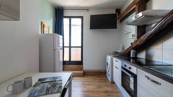 Apartment (0 Bedroom) | Private kitchen | Oven, electric kettle, highchair, freezer