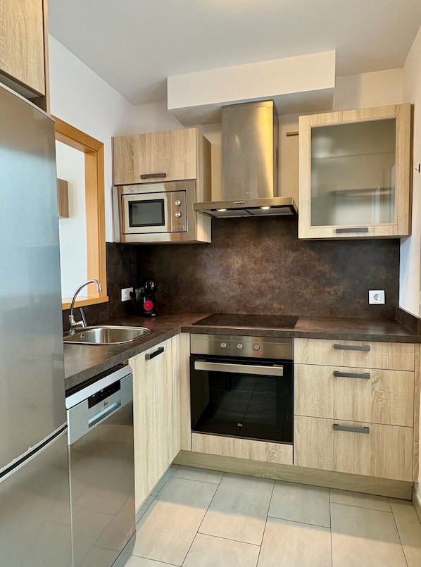 Fridge, microwave, oven, stovetop