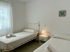 3 habitaciones, tabla de planchar con plancha, wifi y ropa de cama