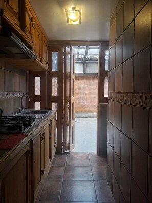 ثلاجة، موقد طهي مسطح، ماكينة لصنع القهوة/الشاي، خلاط