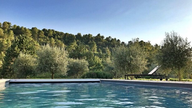 A swimming pool with a view of a forested hillside. - La Caracole :Provencal villa with heated pool, tennis court, nature at your doorstep (Caseneuve)