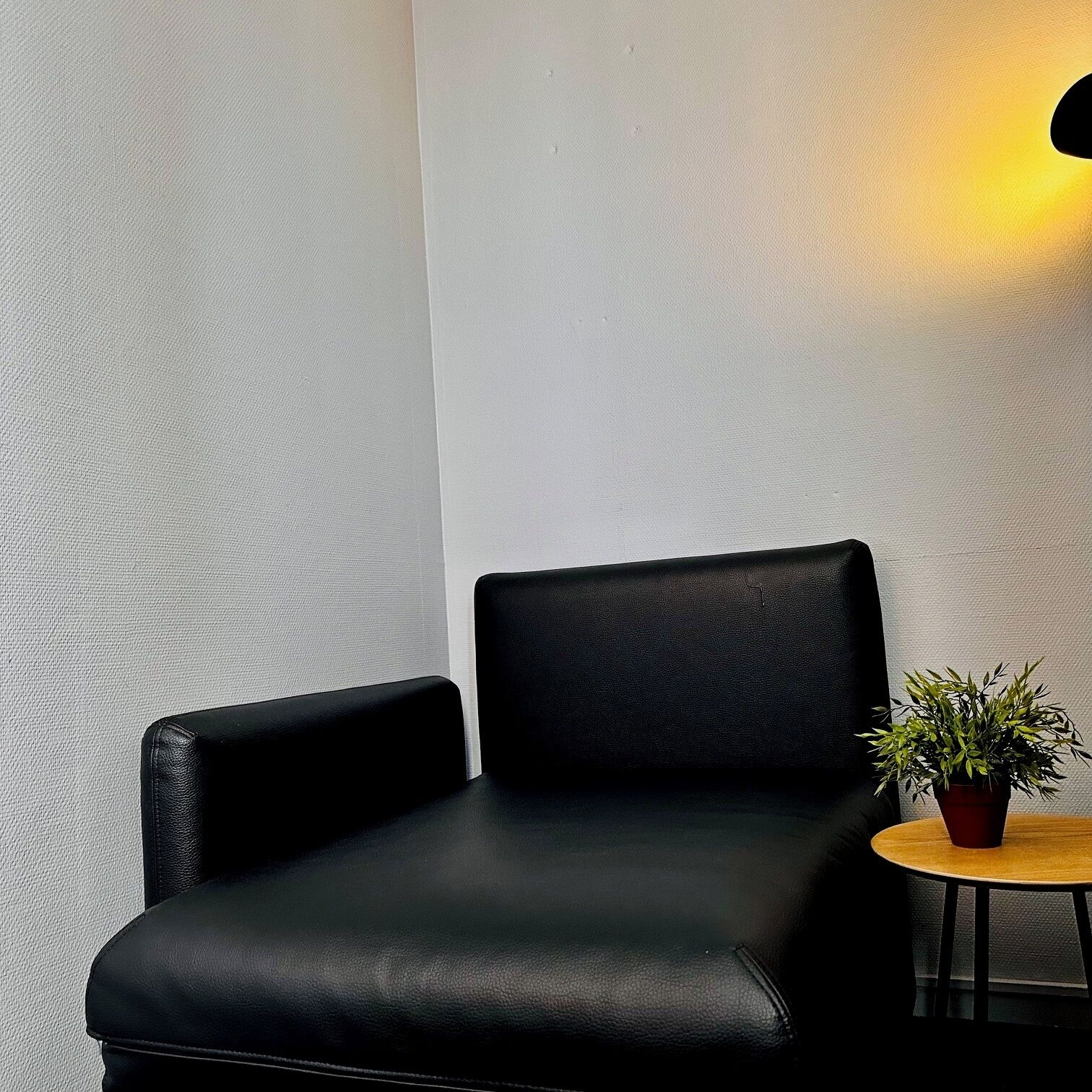 Habitación triple clásica | Espacio para trabajar con un portátil, cortinas opacas, wifi gratis