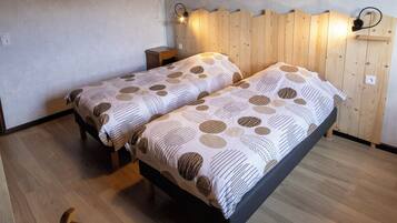 5 bedrooms, desk, iron/ironing board, travel crib