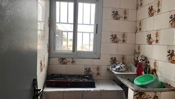 Comfort-lejlighed | Privat køkken | Køleskab, mikrobølgeovn, ovn, kogeplade