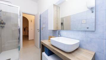 Dusche, Haartrockner, Bidet, Handtücher