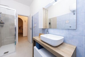 Dusche, Haartrockner, Bidet, Handtücher