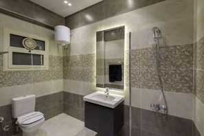 Bathroom - Modern 2BR Apartment with 2 Bathrooms, Sleeps 5, Near Shopping & Entertainment (Cairo Governorate)