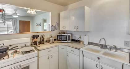 700ft From Starbucks! Townhouse ! Central Location!