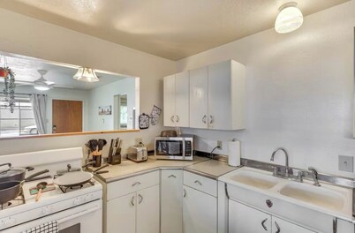 700ft From Starbucks! Townhouse ! Central Location!