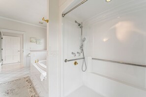 Ducha, bañera de hidromasaje, secador de pelo, toallas