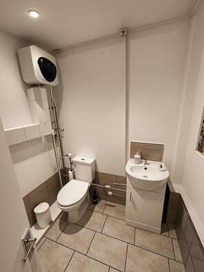 Douche, sèche-cheveux, serviettes fournies, savon