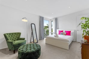 4 habitaciones, escritorio y tabla de planchar con plancha 