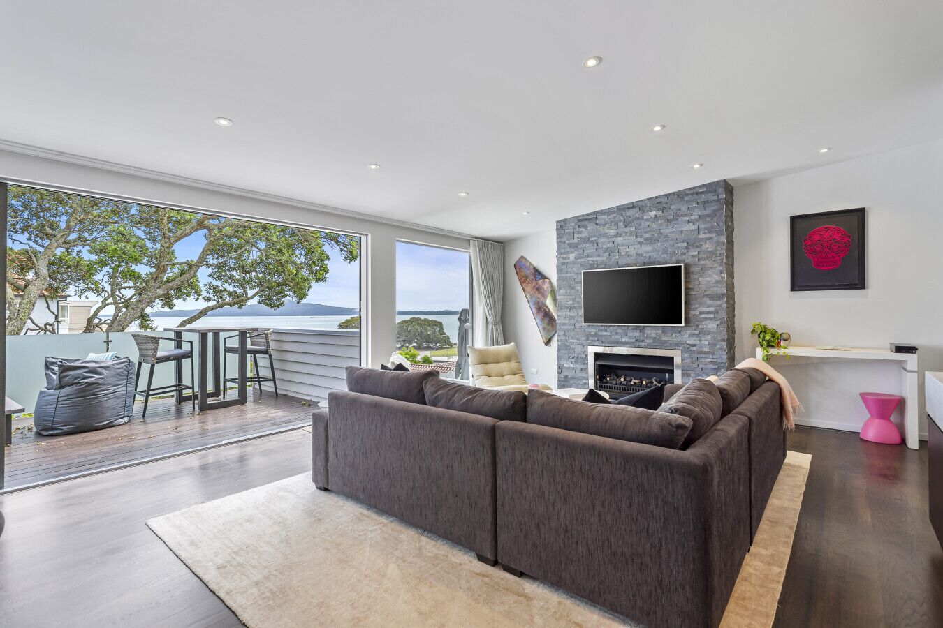 Smart TV, fireplace