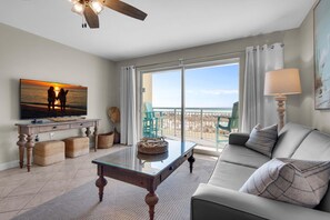 Condo, 1 très grand lit et 1 canapé-lit (Pelican Isle 117) | Aire de séjour | Téléviseur