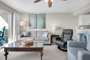 Apartment, 1 King-Bett und Schlafsofa (Pelican Isle 117) | Wohnbereich | Fernseher