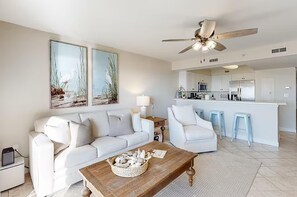 公寓客房, 1 張特大雙人床和 1 張沙發床 (Pelican Isle 117) | 起居區 | 電視