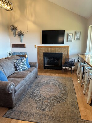 TV, fireplace - Skyline View Cabins - Panoramic Skycapes and Spectacular Vista Views Await YOU! (Cobden)