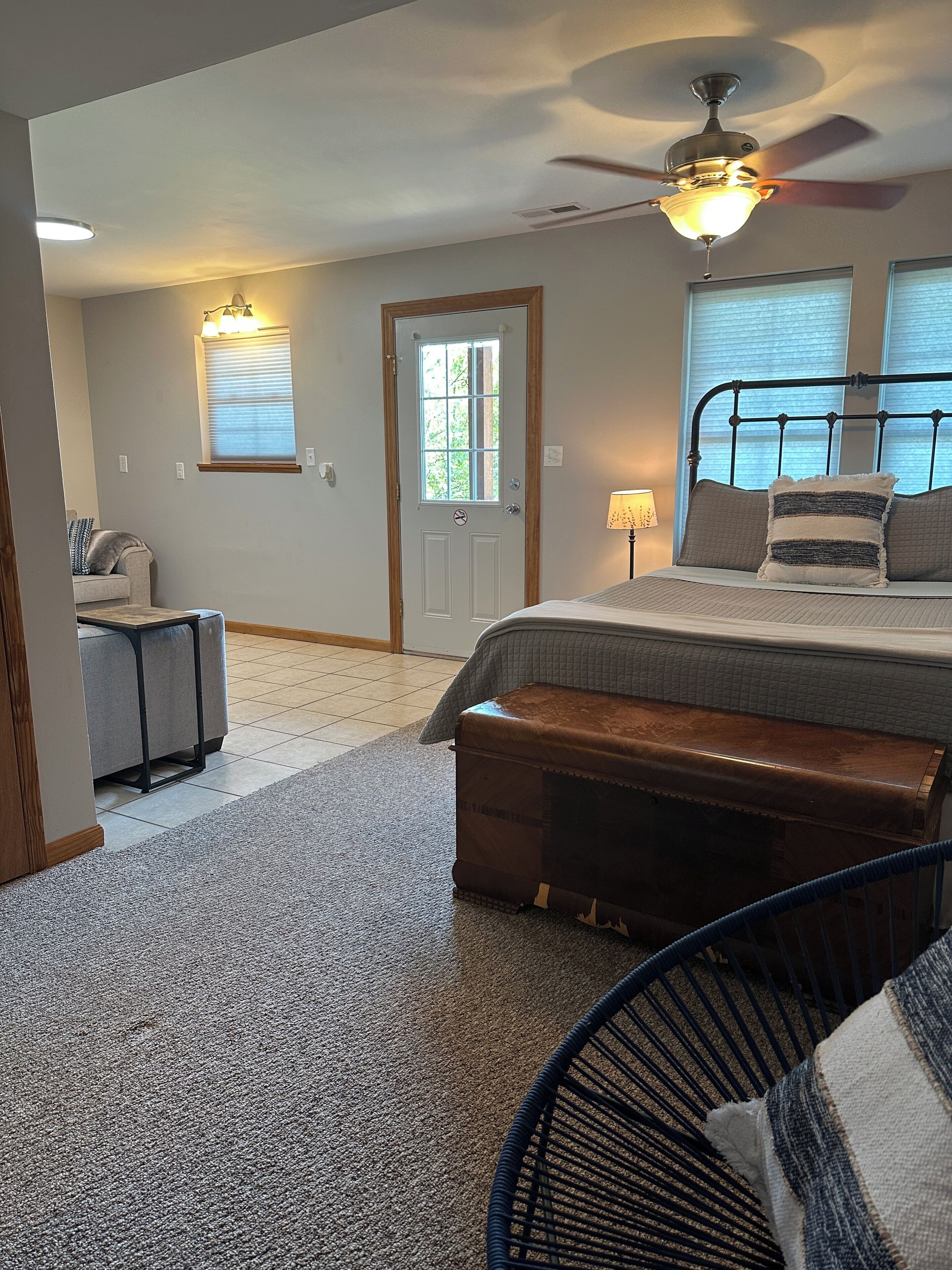 Tabla de planchar con plancha, wifi y ropa de cama 