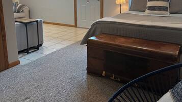 Tabla de planchar con plancha, wifi y ropa de cama