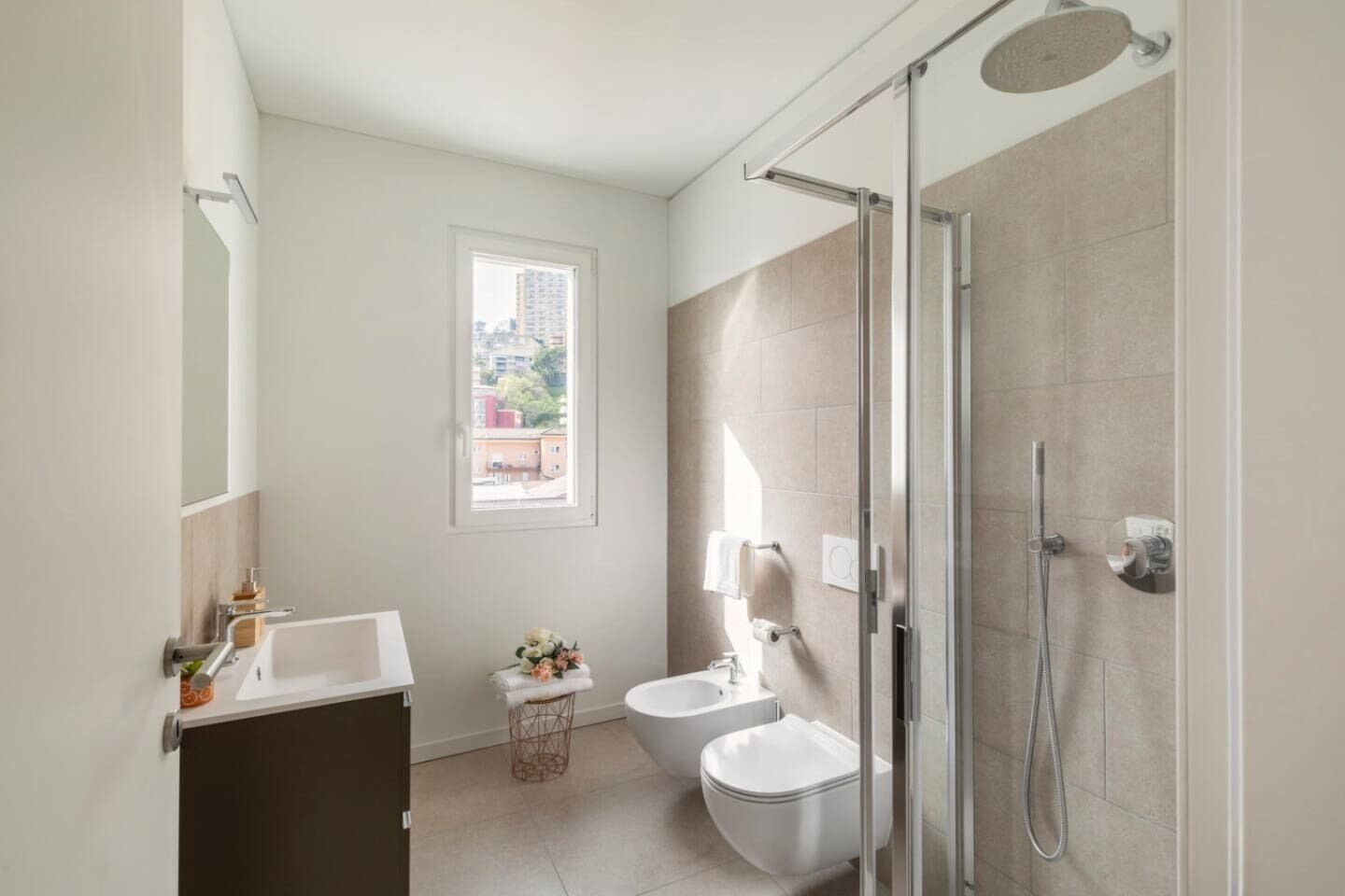 Une salle de bain moderne équipée d’une douche, de toilettes et d’un lavabo.