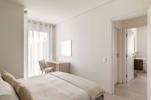 2 habitaciones, escritorio y tabla de planchar con plancha