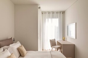 2 slaapkamers, een bureau, een strijkplank/strijkijzer, reisbedje