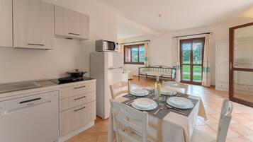 Apartment, Multiple Bedrooms, Patio | Dining