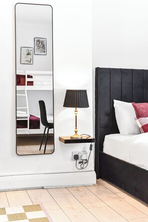 1 bedroom, iron/ironing board, WiFi, bed sheets - Stylish Camden Flat – 30 seconds to underground, Walk to Markets! (London)