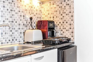 Private kitchen - Stylish Camden Flat – 30 seconds to underground, Walk to Markets! (London)