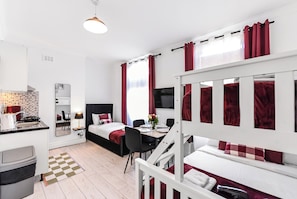 1 habitación, tabla de planchar con plancha, wifi y ropa de cama