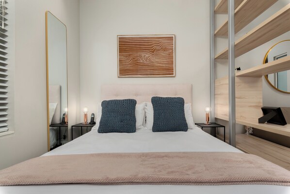 1 slaapkamer, een kluis op de kamer, een strijkplank/strijkijzer