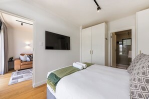 1 dormitori, caixa forta a l'habitació i planxa i posts de planxar