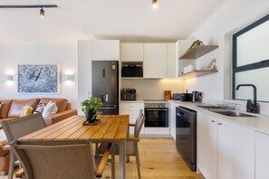 Geladeira, micro-ondas, fogão, cooktop