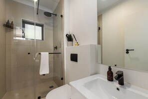 Dutxa, assecador de cabells, tovalloles i sabó