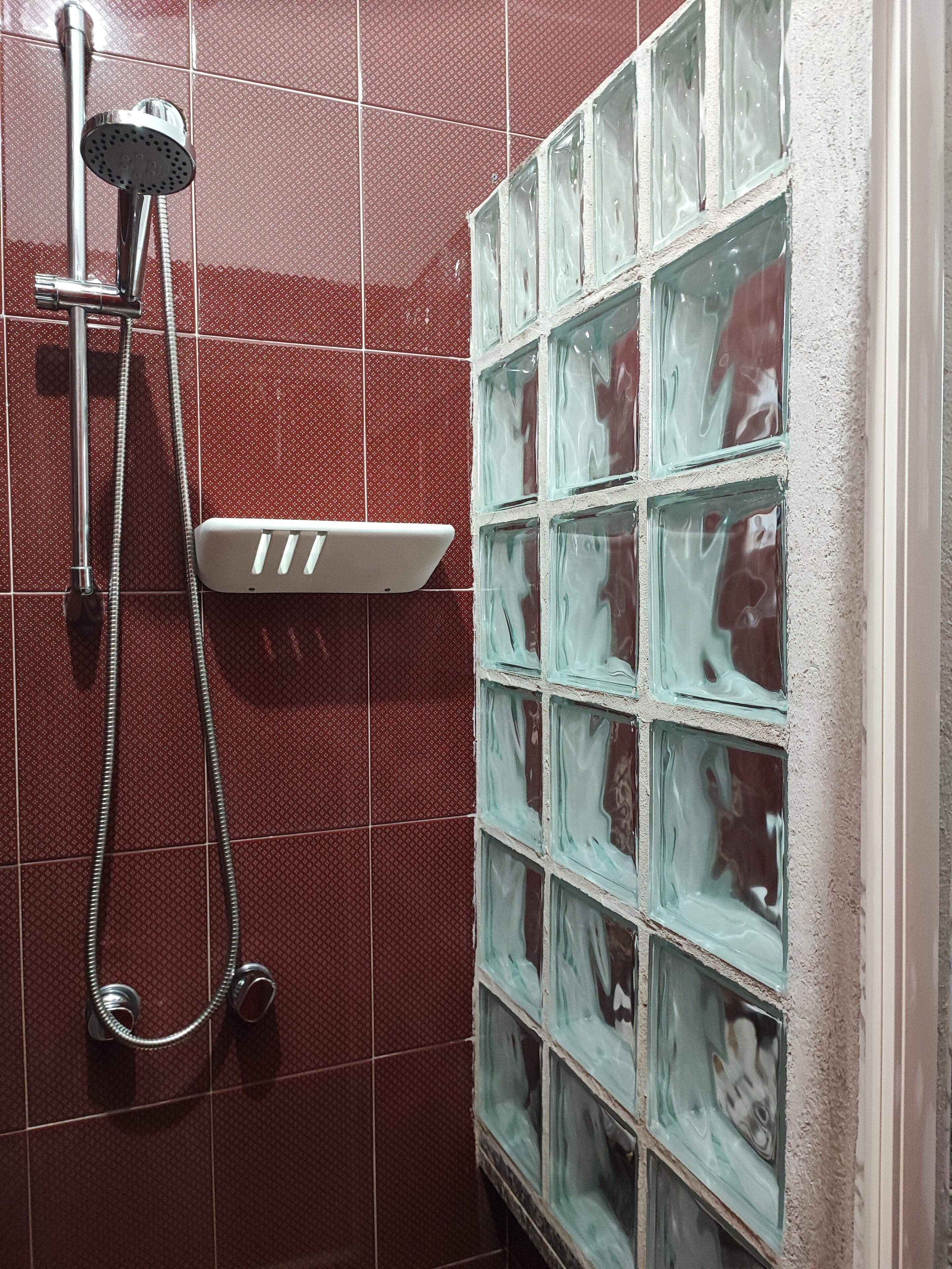 Douche, sèche-cheveux, bidet, serviettes fournies