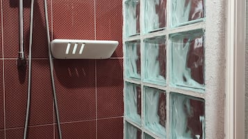 Douche, sĂšche-cheveux, bidet, serviettes fournies