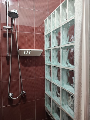 Dusche, Haartrockner, Bidet, Handtücher
