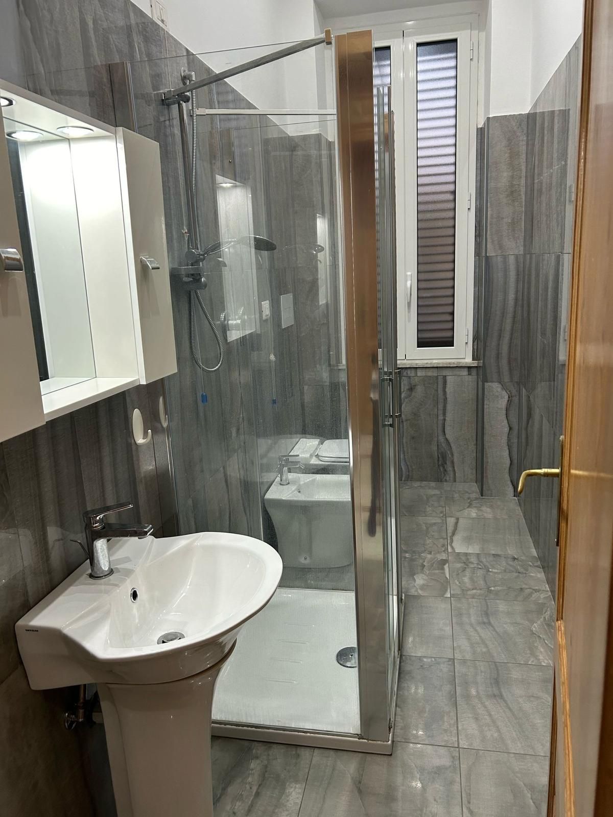Doccia, asciugacapelli, bidet, asciugamani